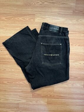 Rocawear Men's Black Relaxed Fit Denim Jeans with Logo Pocket